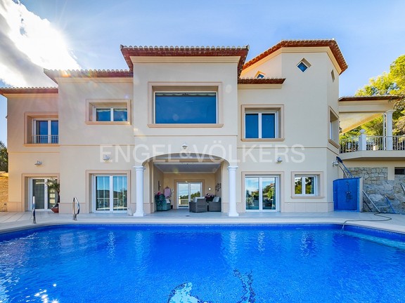 Villa con terraza y piscina