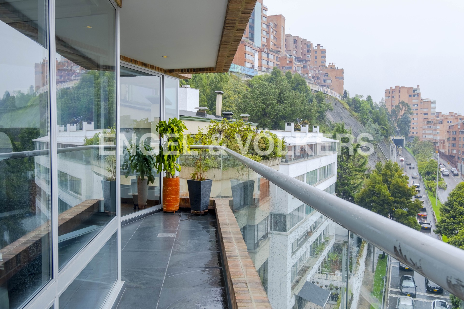 Moderno apartamento con balcón para arriendo en Chicó Alto