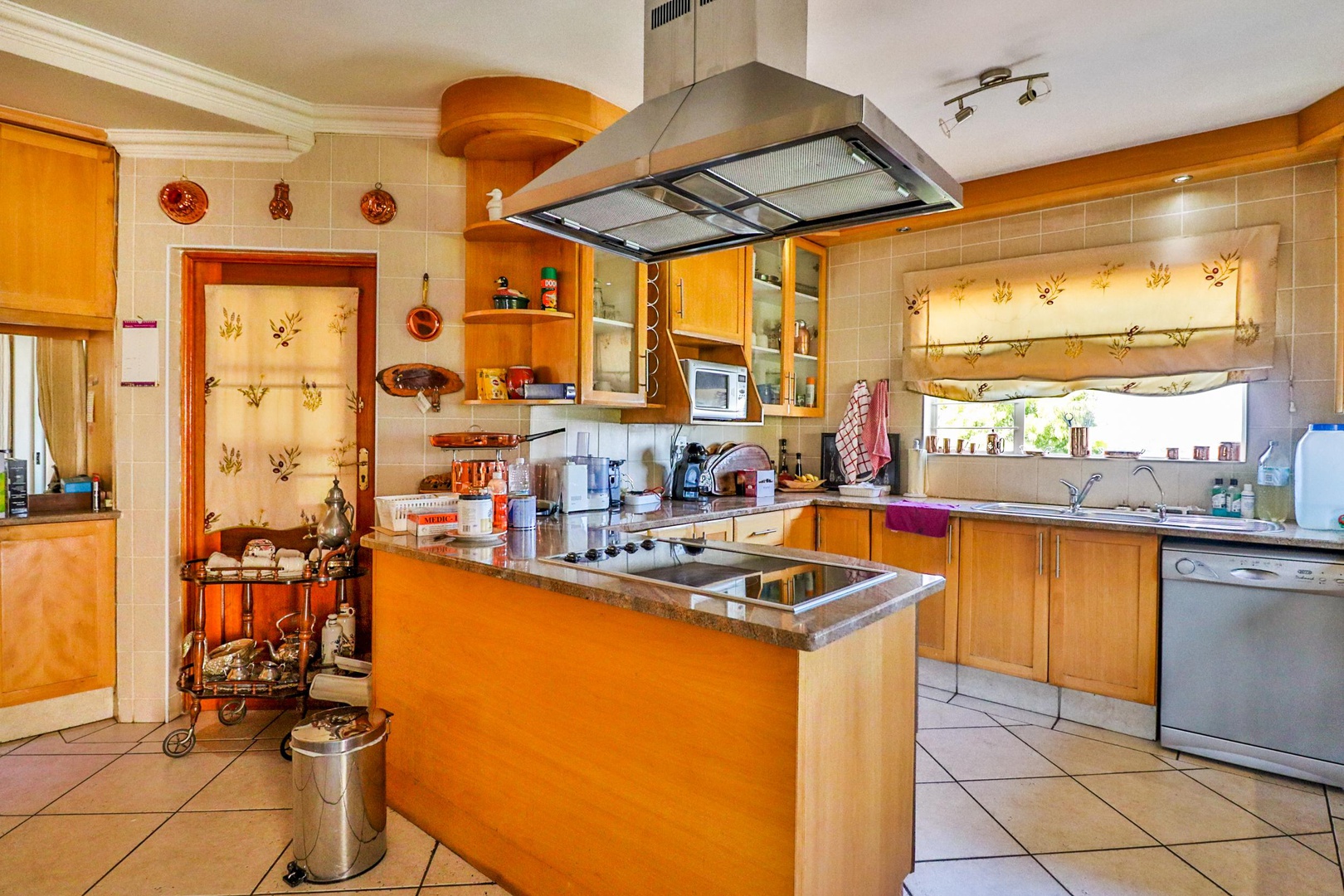 House in Kosmos - Kitchen is really spacious with plenty of storage space and worktop area