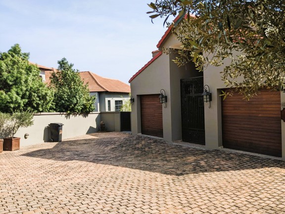 2 garages with ample parking
