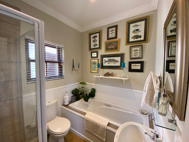 House in The Coves - Guest bathroom
