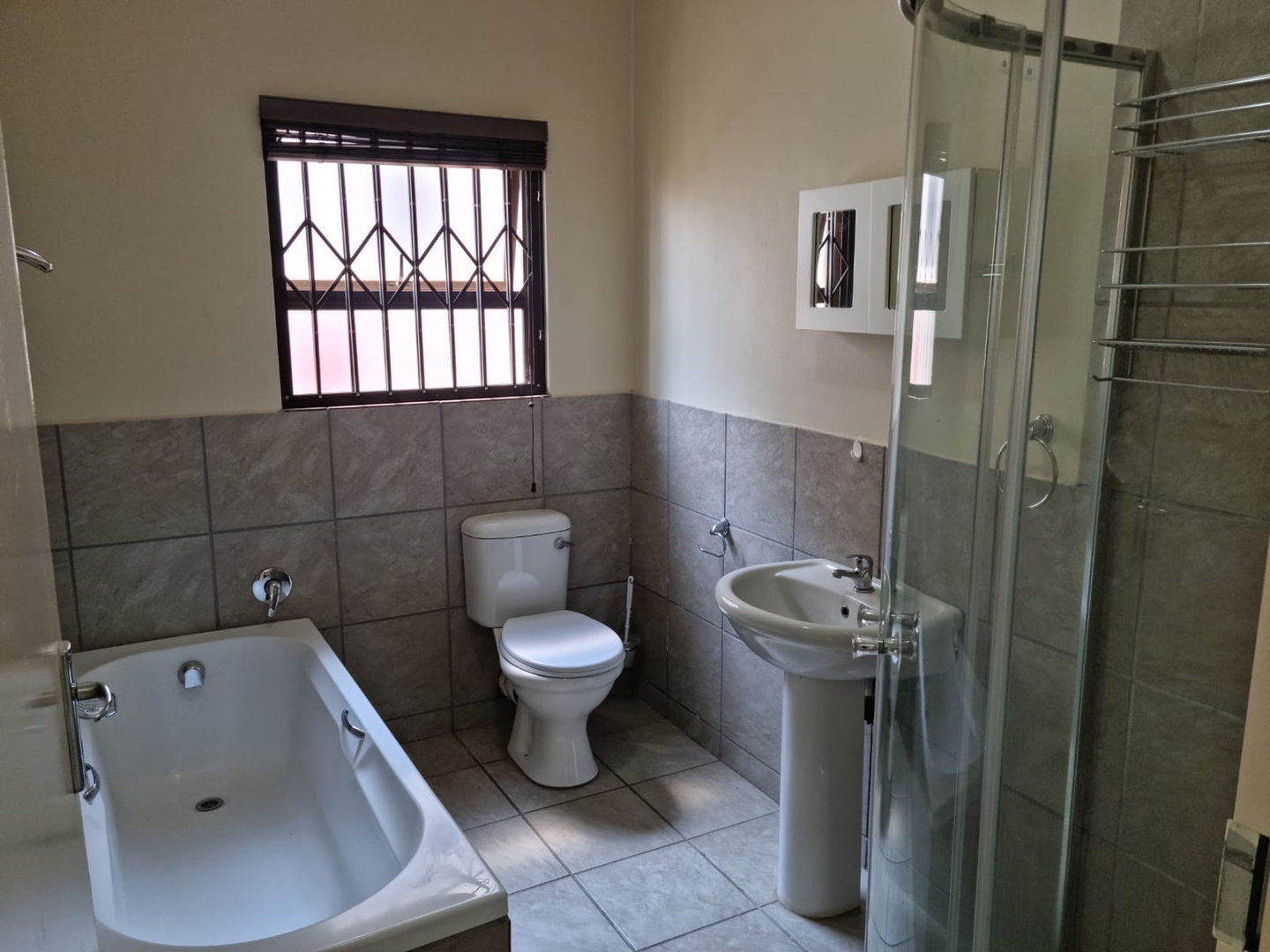 Apartment in Gateway Manor - Bathroom