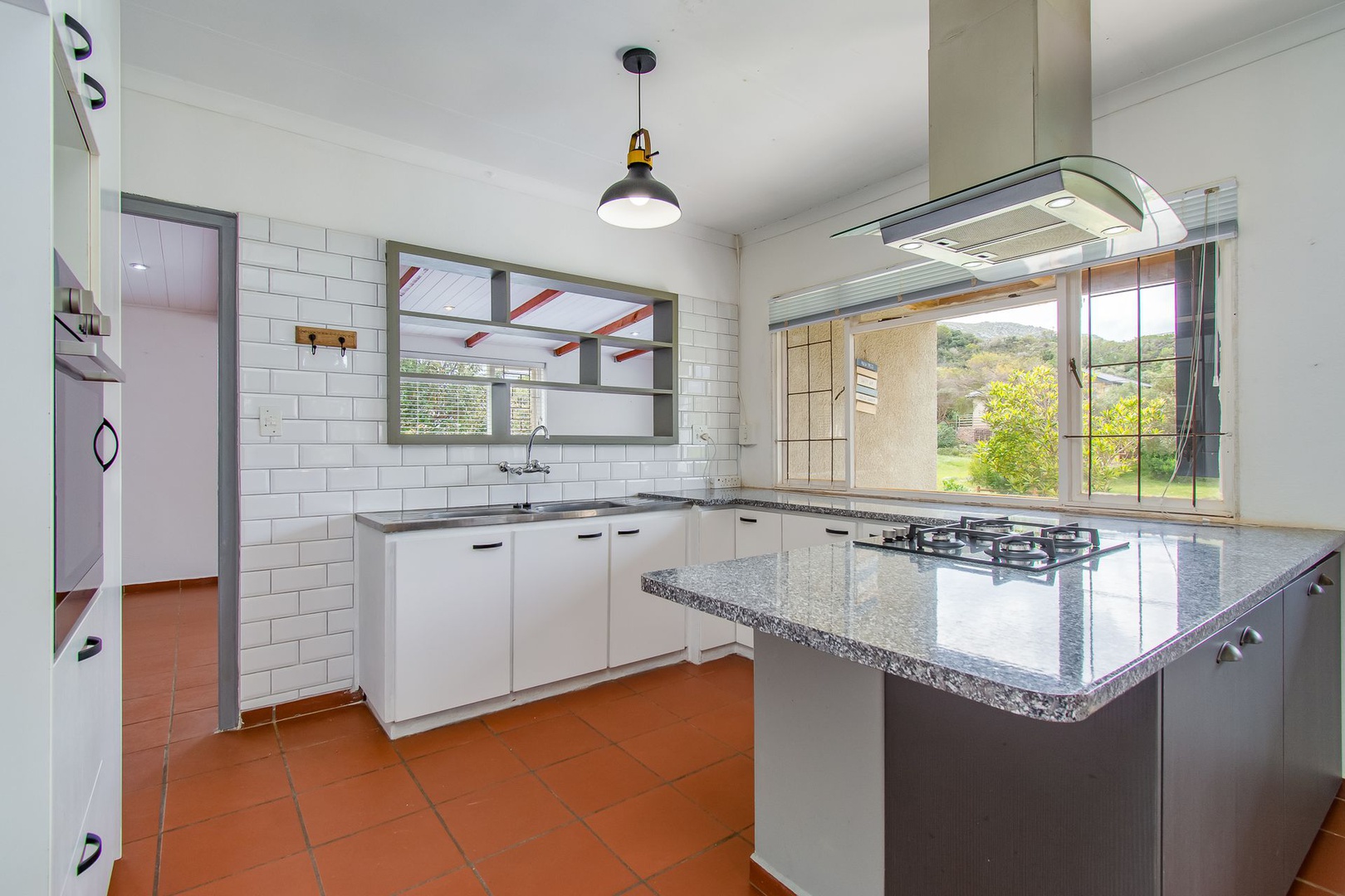 House in Pringle Bay - Kitchen with 4 plate gas hob with extractor fan