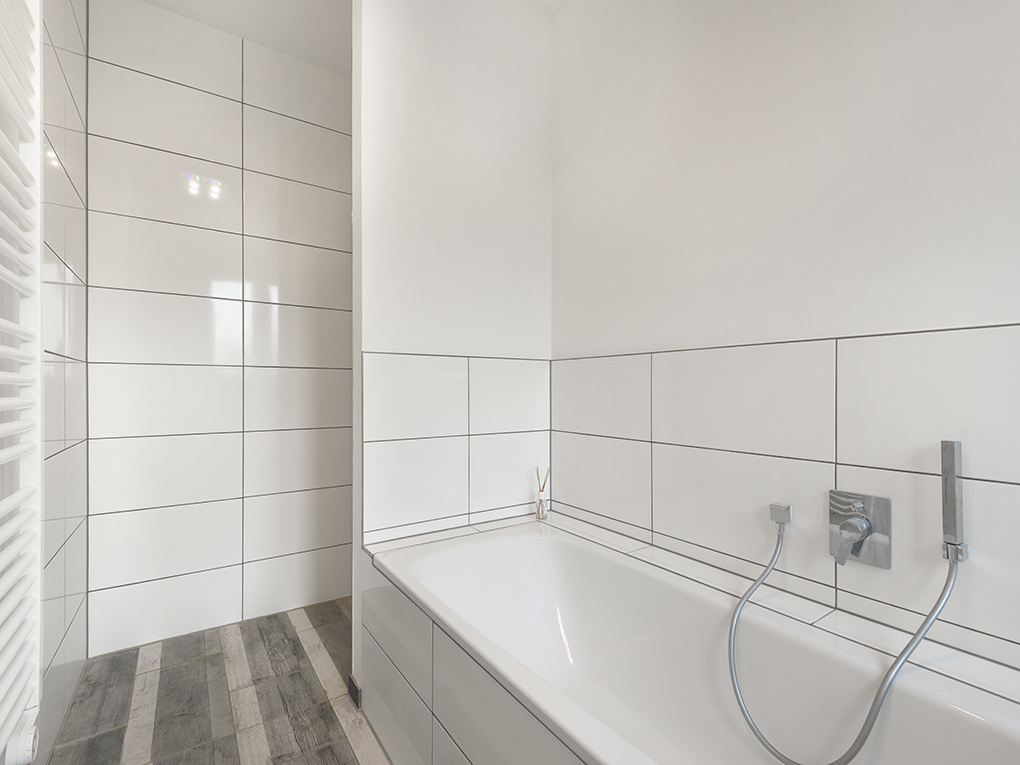 Wohnung in Ostend - Badezimmer mit Wanne und Dusche