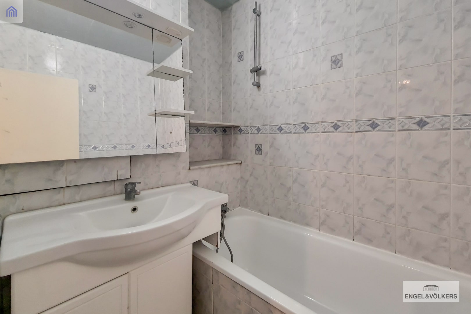 Apartment in City of Westminster - Bathroom (toilet area separate)
