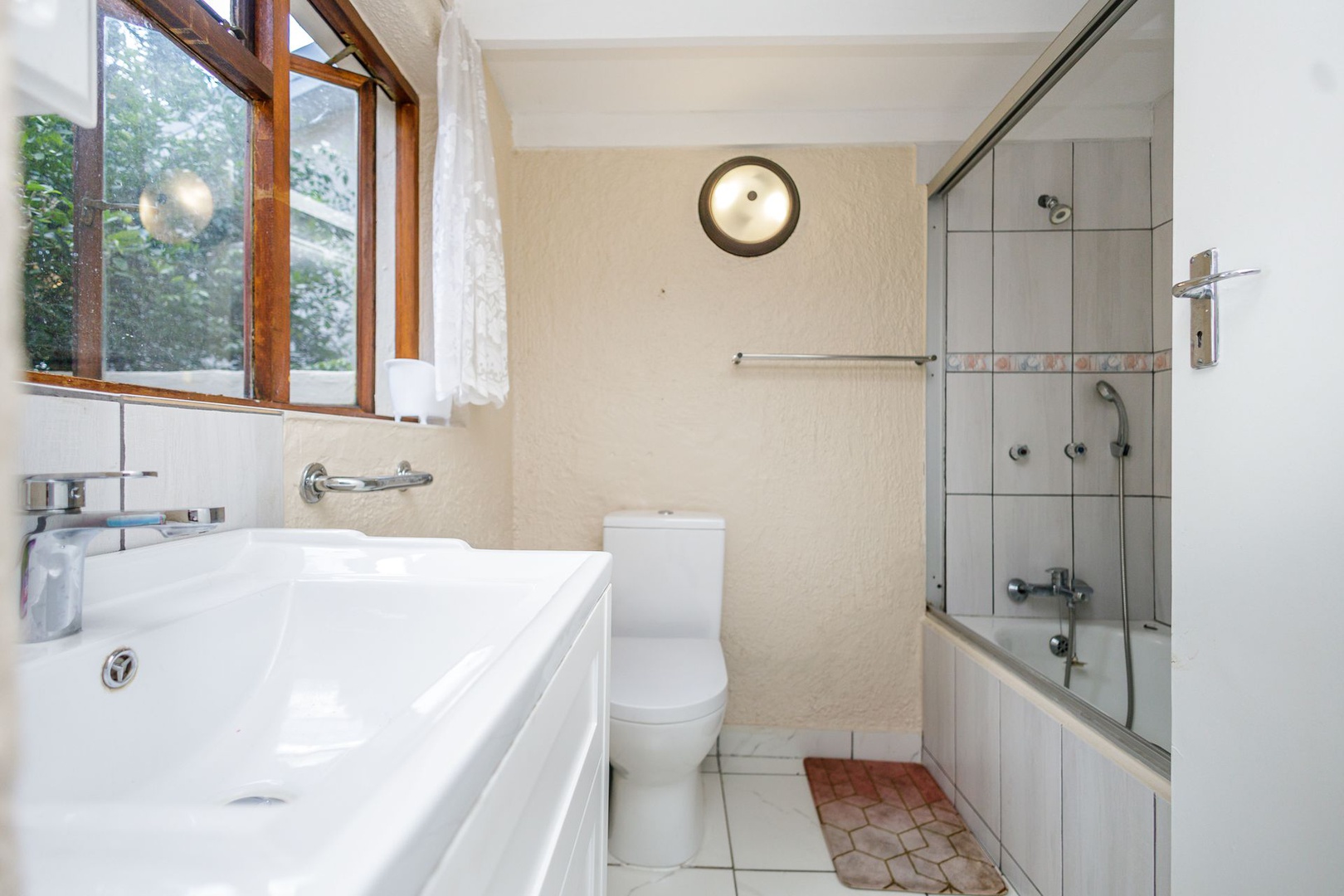 House in Craighall Park - Cottage Bathroom