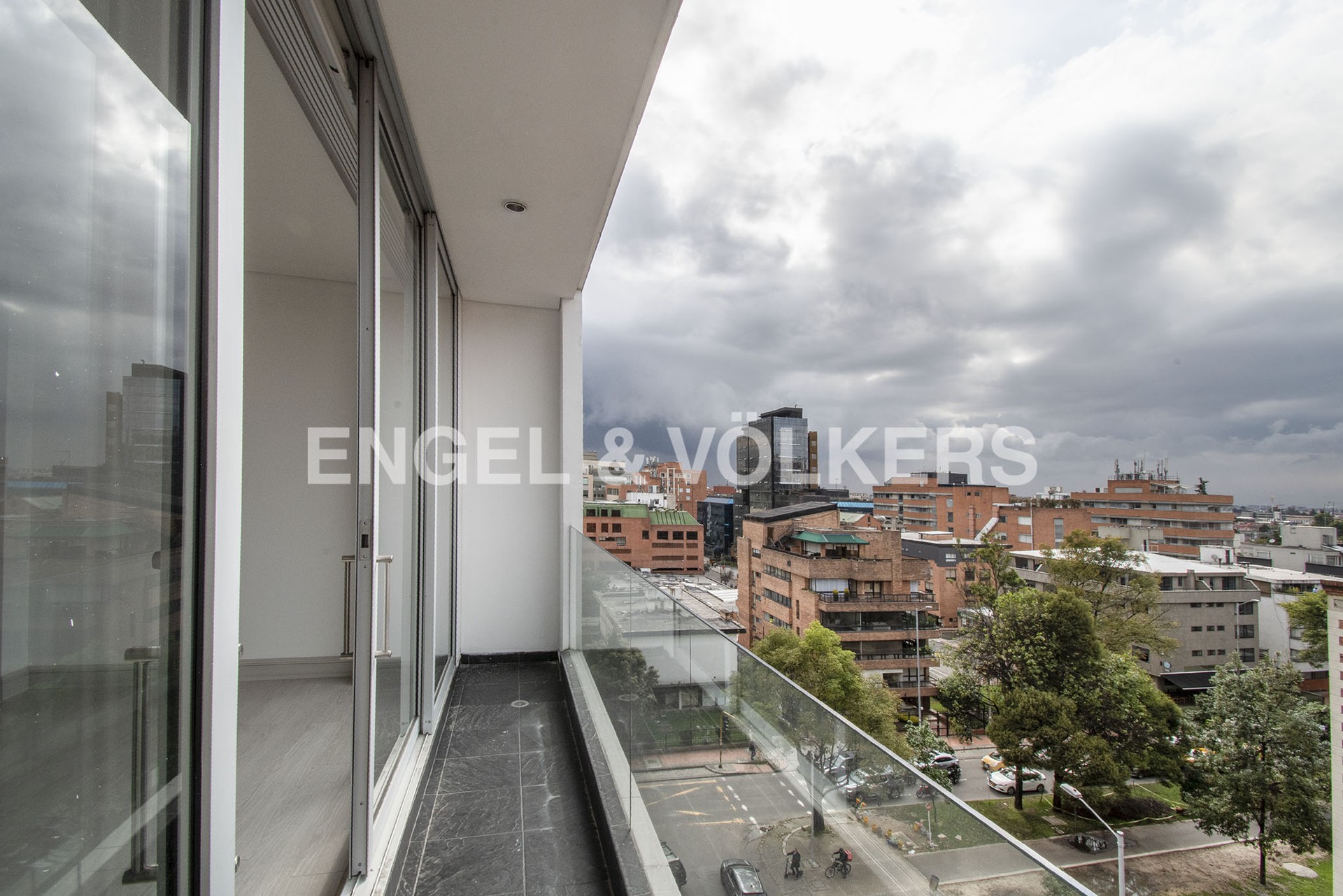Apartamento con balcones y vista para inversión en venta en Chicó