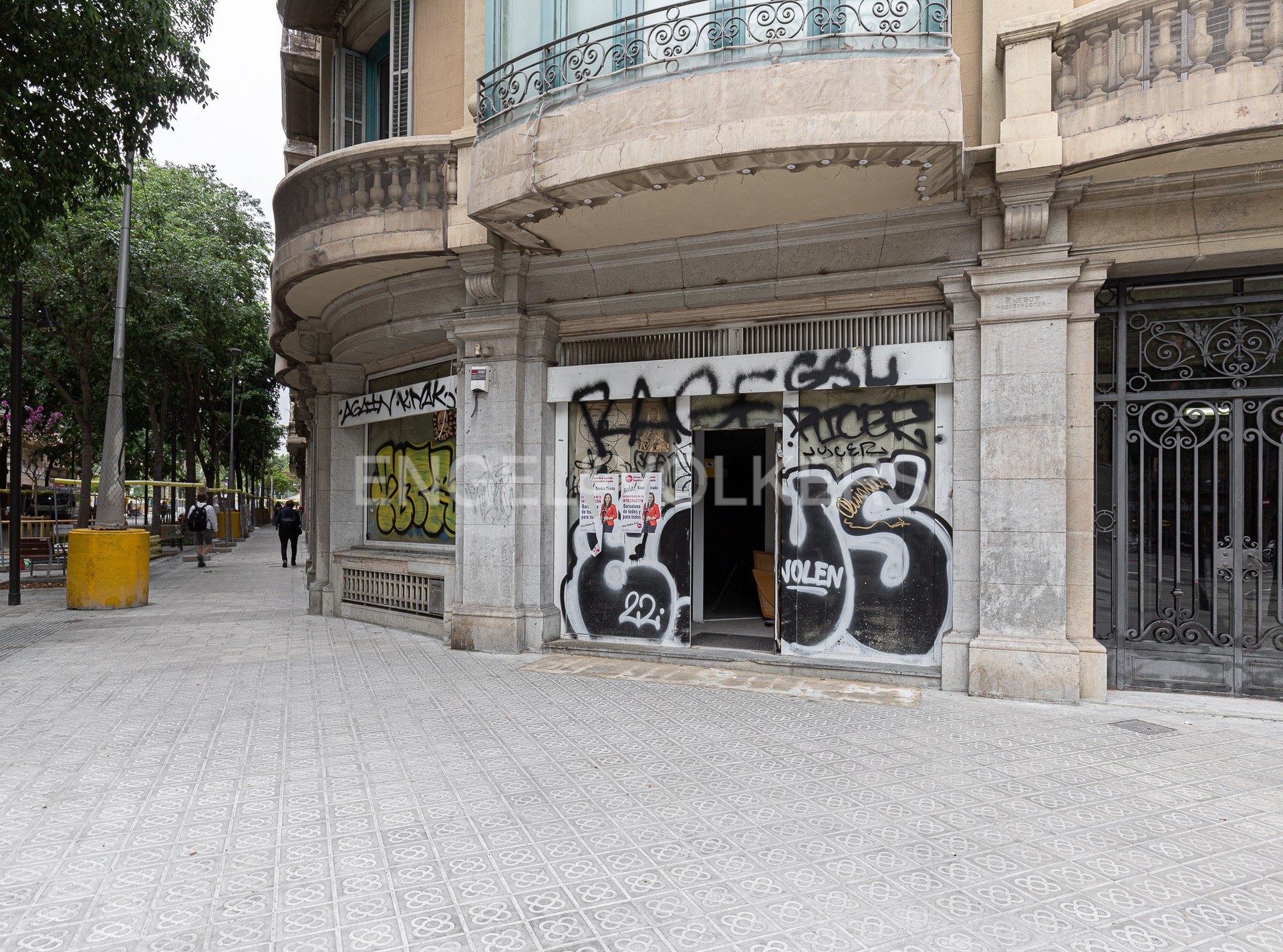 Local Esquinero con mucha fachada en Gran Vía Les Corts Catalanes cerca metro Urgell