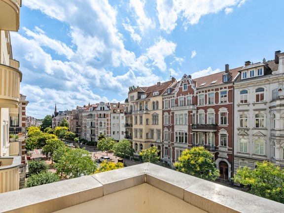 Blick vom Balkon auf die historischen Fassaden der Bödekerstraße