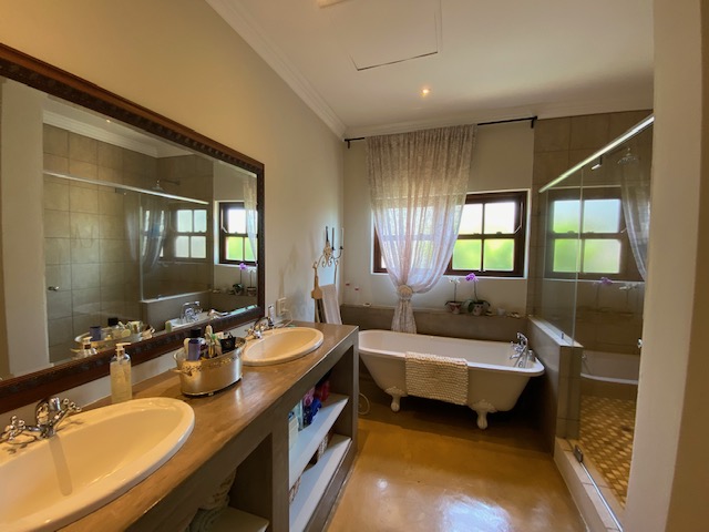 House in The Coves - Main bedroom bathroom