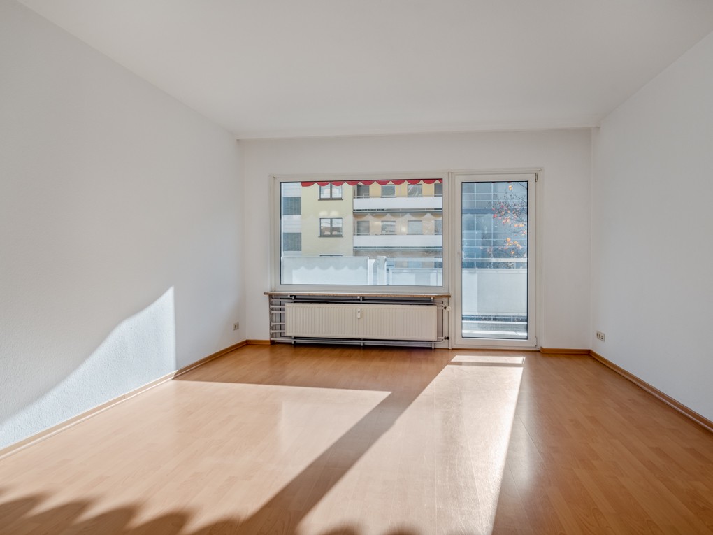 Wohnung in Bornheim - Wohnzimmer mit großer Fensterfront