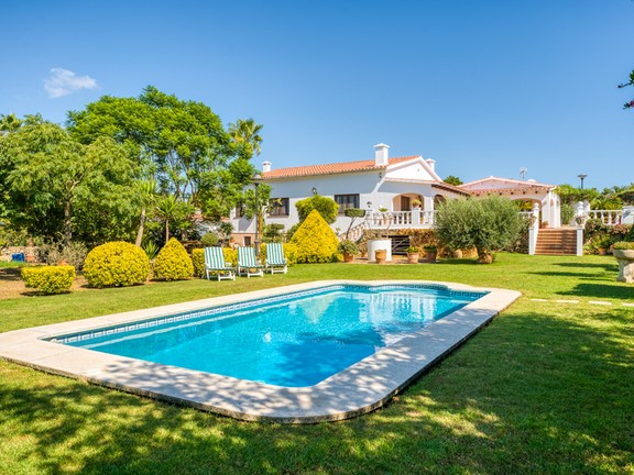 Encantadora casa en venta con piscina y jardín en Alaior, Menorca