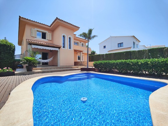 Villa con piscina y terraza en Puig de Ros