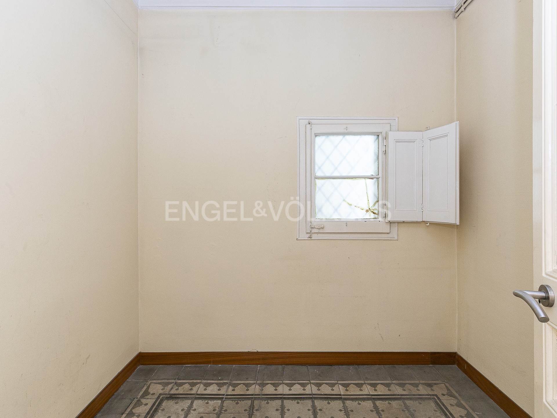 Espacioso piso en finca Regia en Eixample con elementos originales
