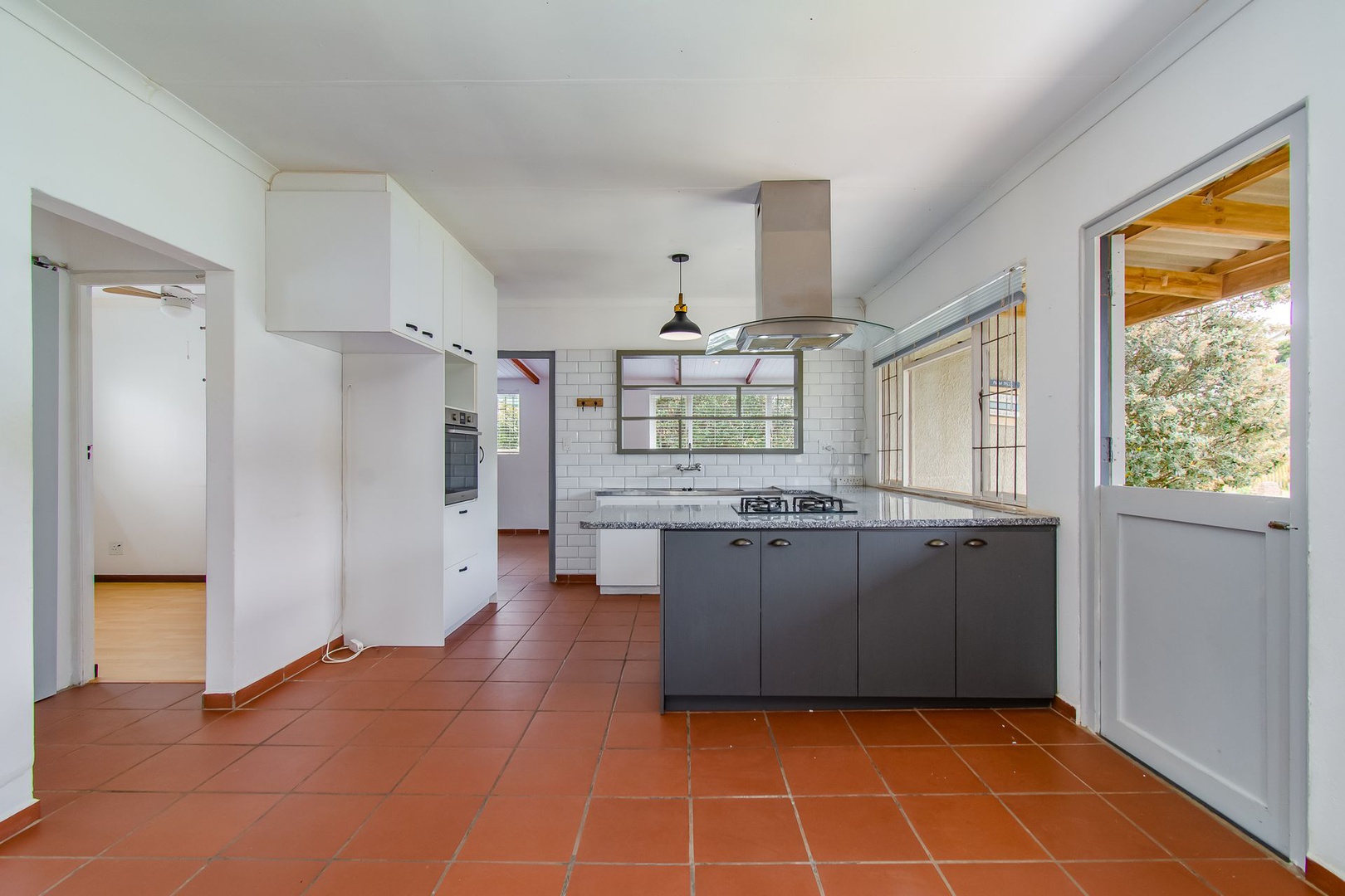 House in Pringle Bay - Open plan modern kitchen with ample cupboard space