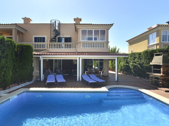 Semi-detached house with pool