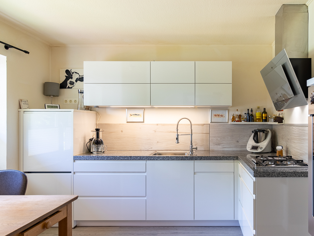 Haus in Neuenbrook - Blick in die helle, moderne Küche