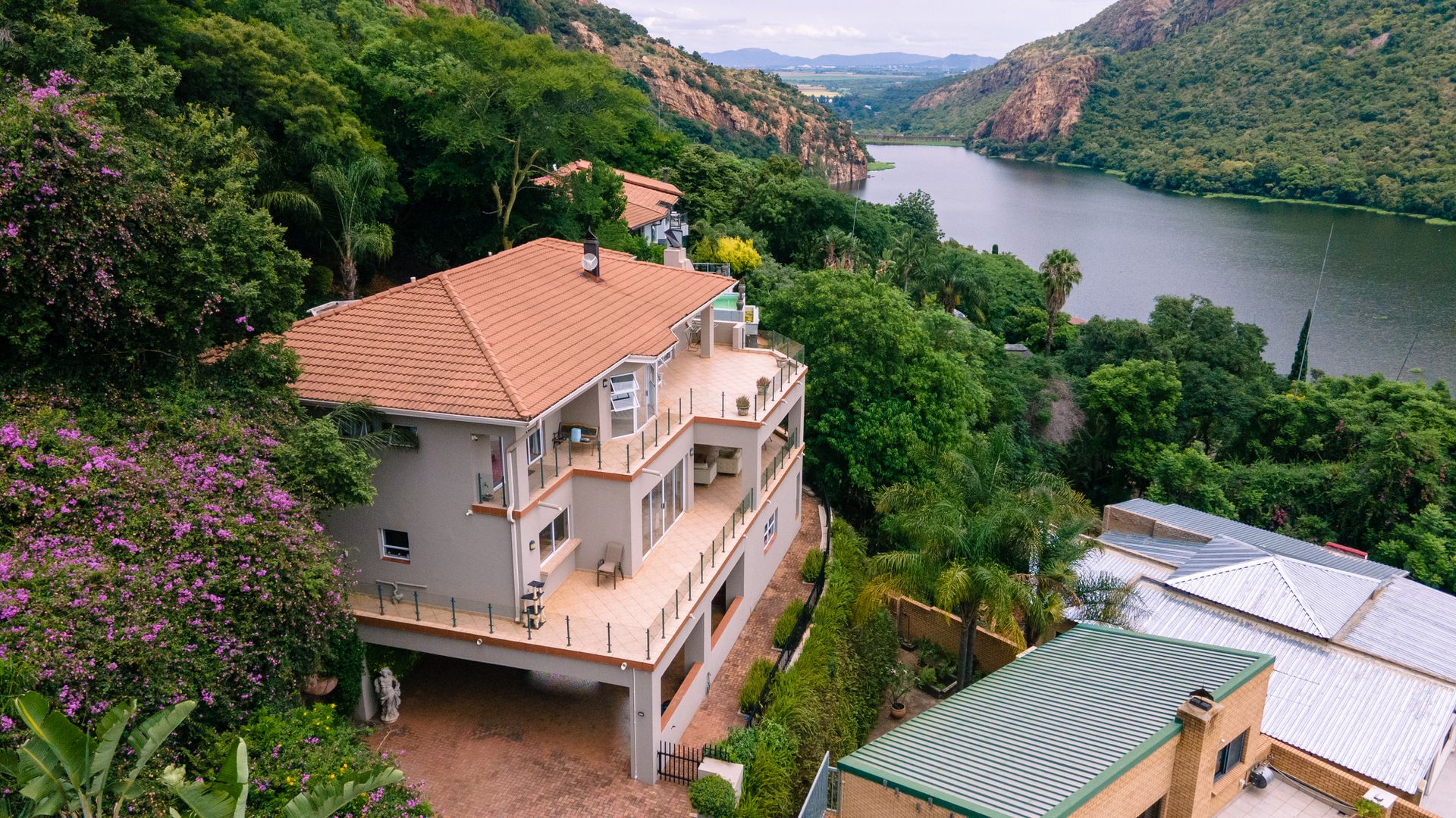 House in Kosmos - Gorgeous views of the dam and surrounds, right to the tunnel and bridge across the dam wall!