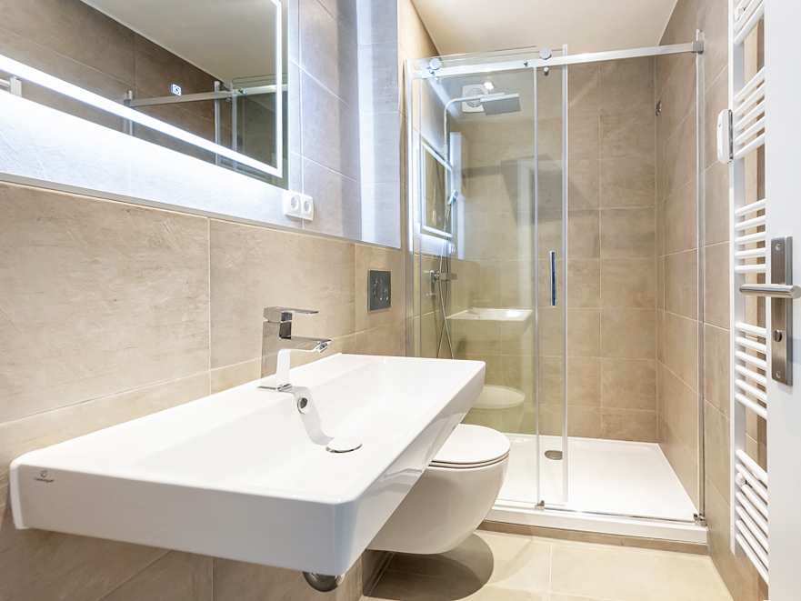 Wohnung in Neustadt - Modernes Badezimmer mit bodentiefer Dusche
