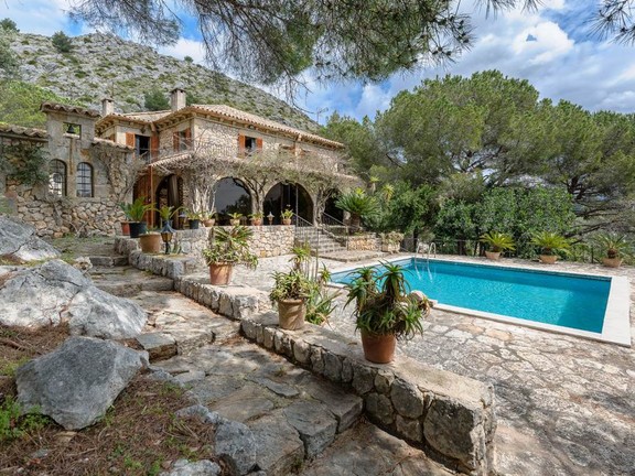 Traditonal country house in the heart of the Tramuntana mountains, for sale