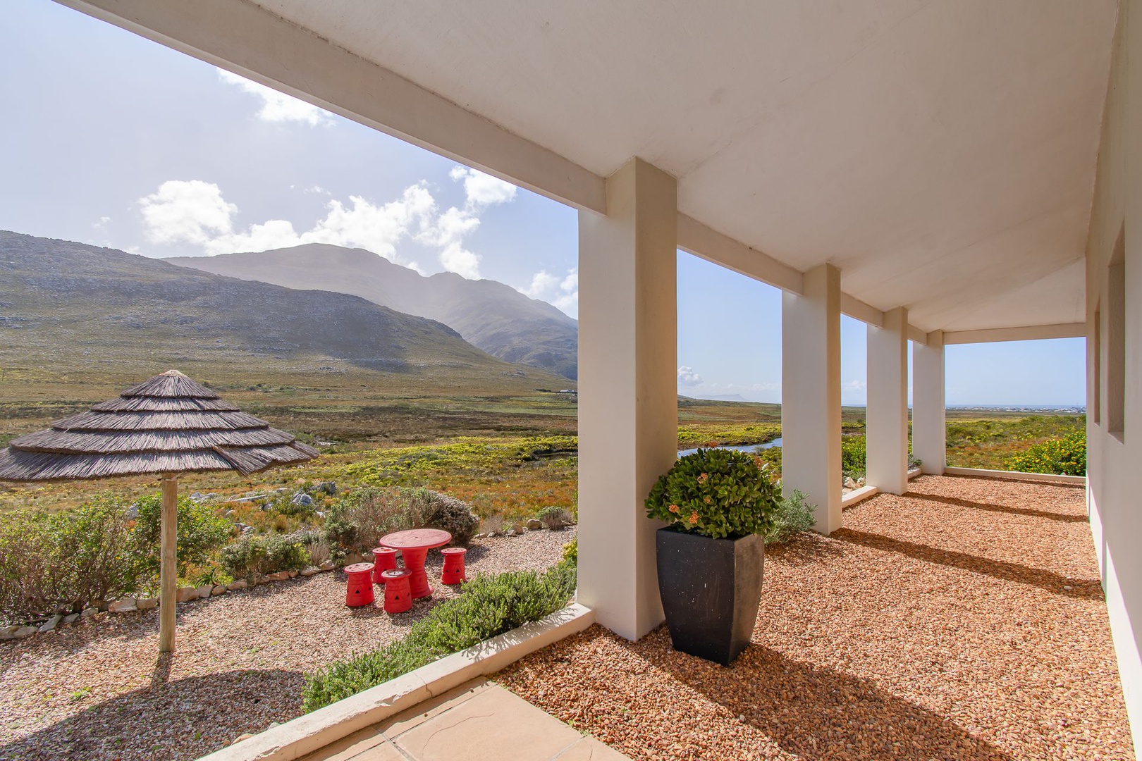 House in Pringle Bay Rural - Fynbos and mountains as far as the eye can see.