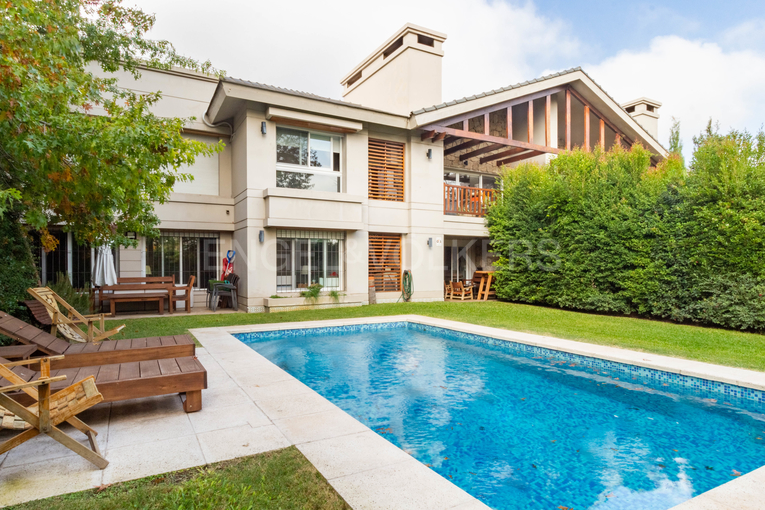 Apartamento con jardín y piscina en Carrasco