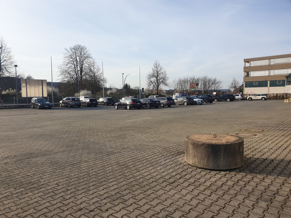Industrie / Lagerhallen / Produktion in Klingenberg am Main - Parkplatz