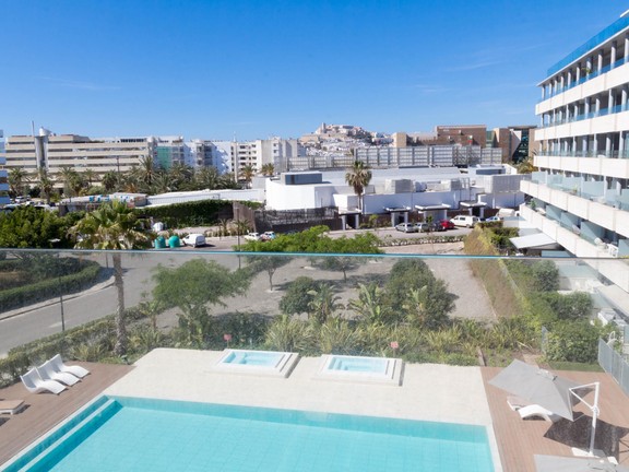 Moderne Luxuswohnung in exklusivem Gebäude in Ibiza