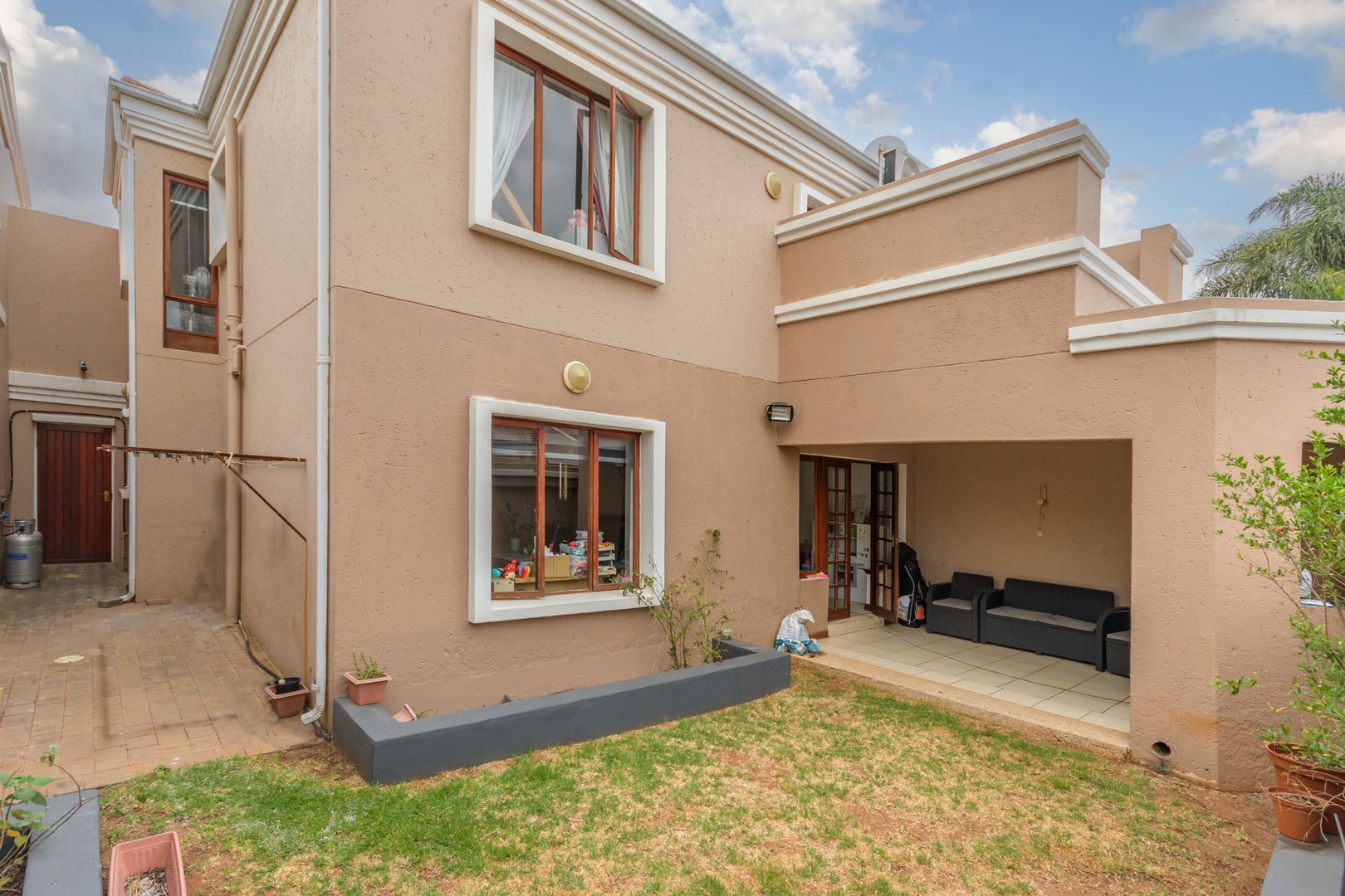 Charming 3 bed 2 baths townhouse in lonehill