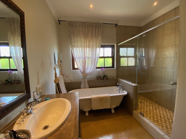 House in The Coves - Main bedroom bathroom