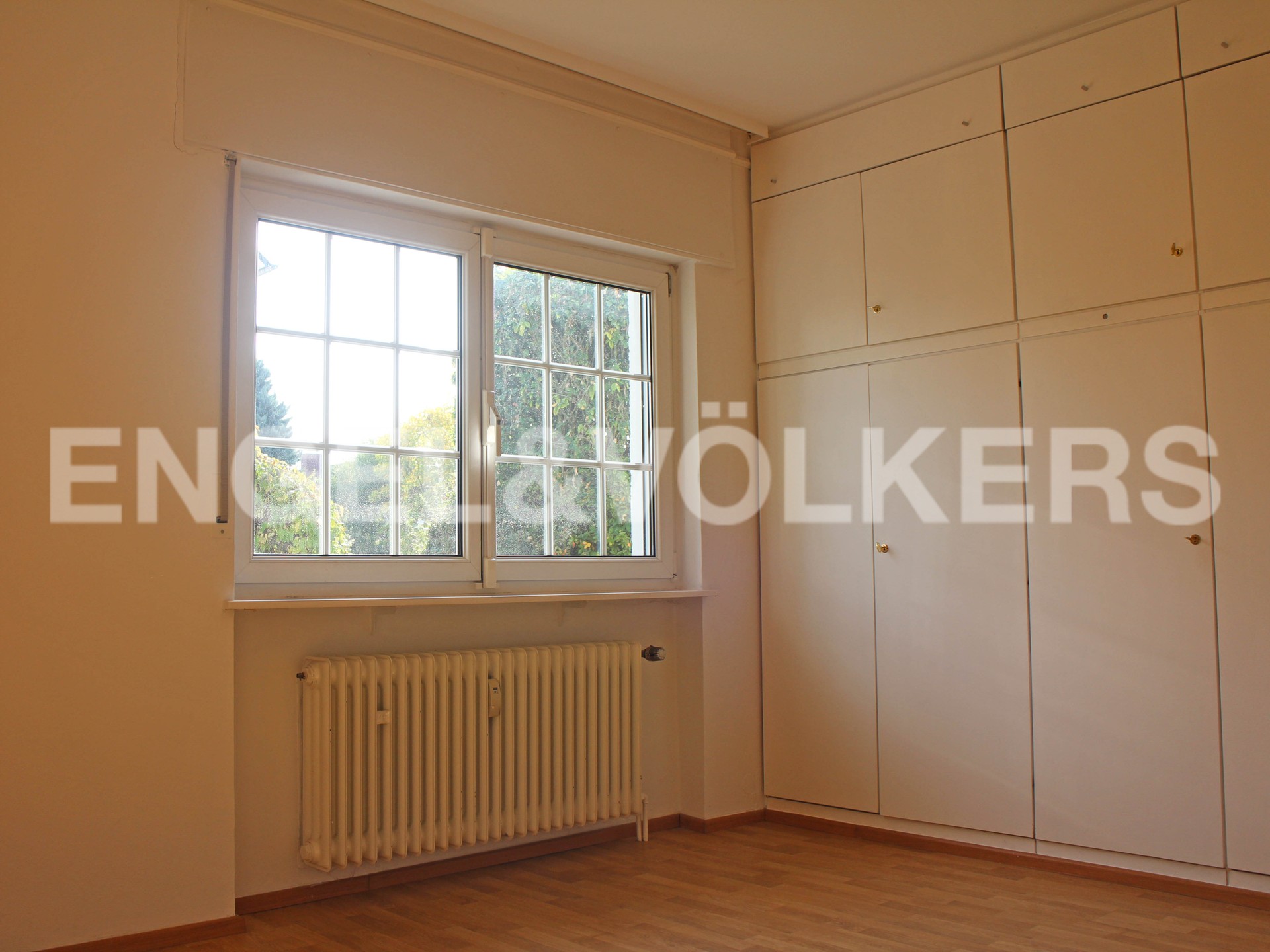 Haus in Rheingau-Taunus-Kreis - Schlafzimmer mit Einbauschrank EG