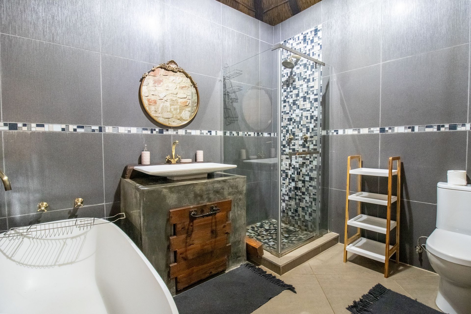 House in Kosmos - Elegant en-suite bathroom