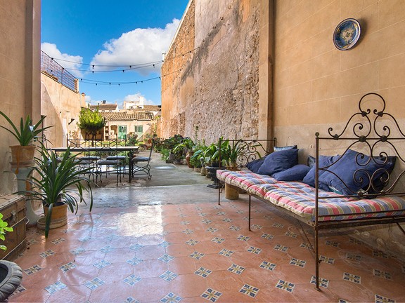 Townhouse with large courtyard in Llucmajor