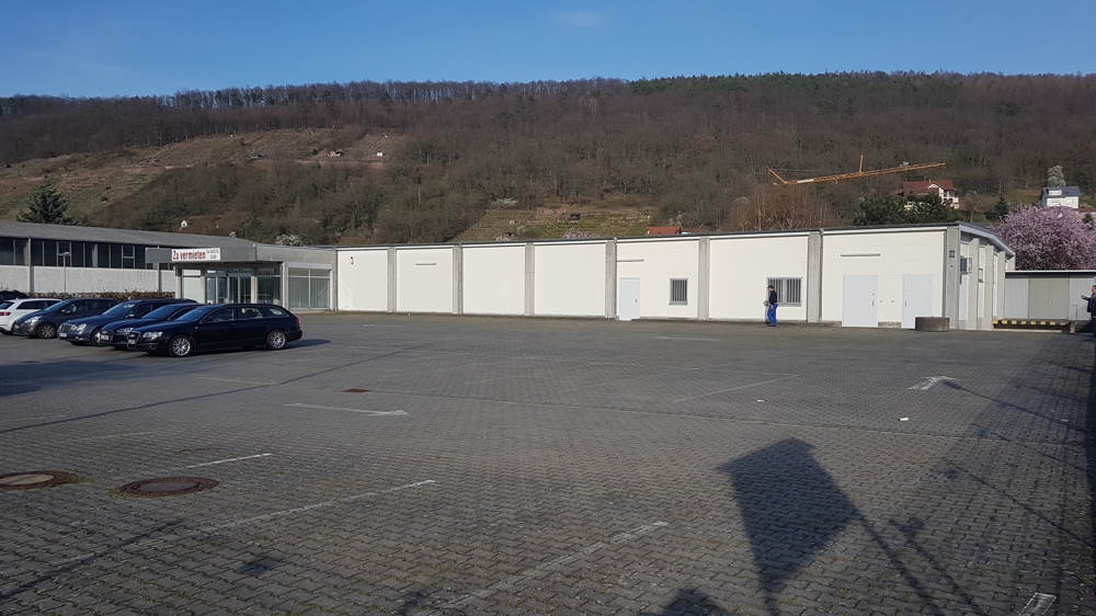 Industrie / Lagerhallen / Produktion in Klingenberg am Main - Parkplatz + Markt