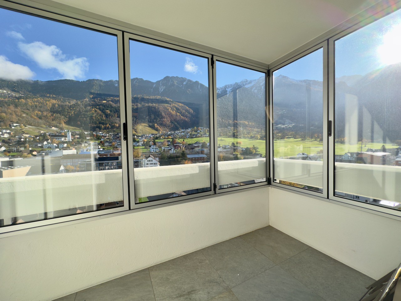 Wohnung in Triesen - Aussichtsbalkon mit Glas-Schutz