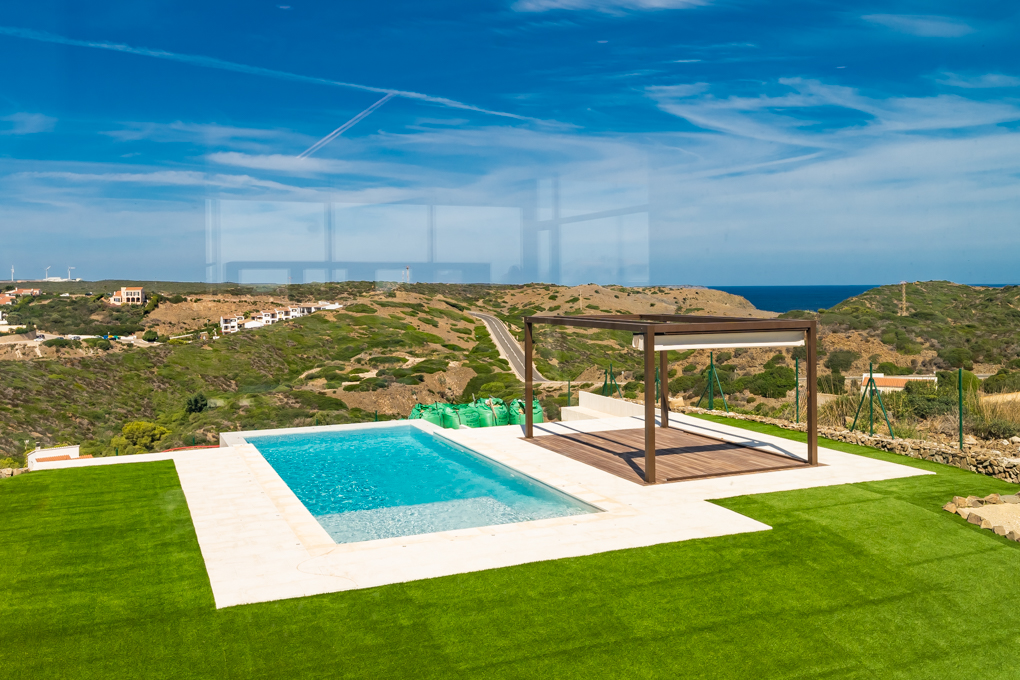 Fantástica casa a estrenar con vistas al mar en Cala Llonga, Menorca