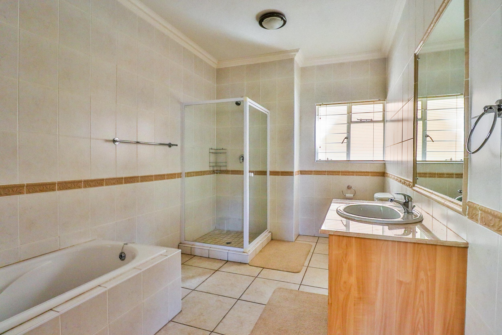 House in Kosmos - En-suite bathroom - spacious, with both bath and shower