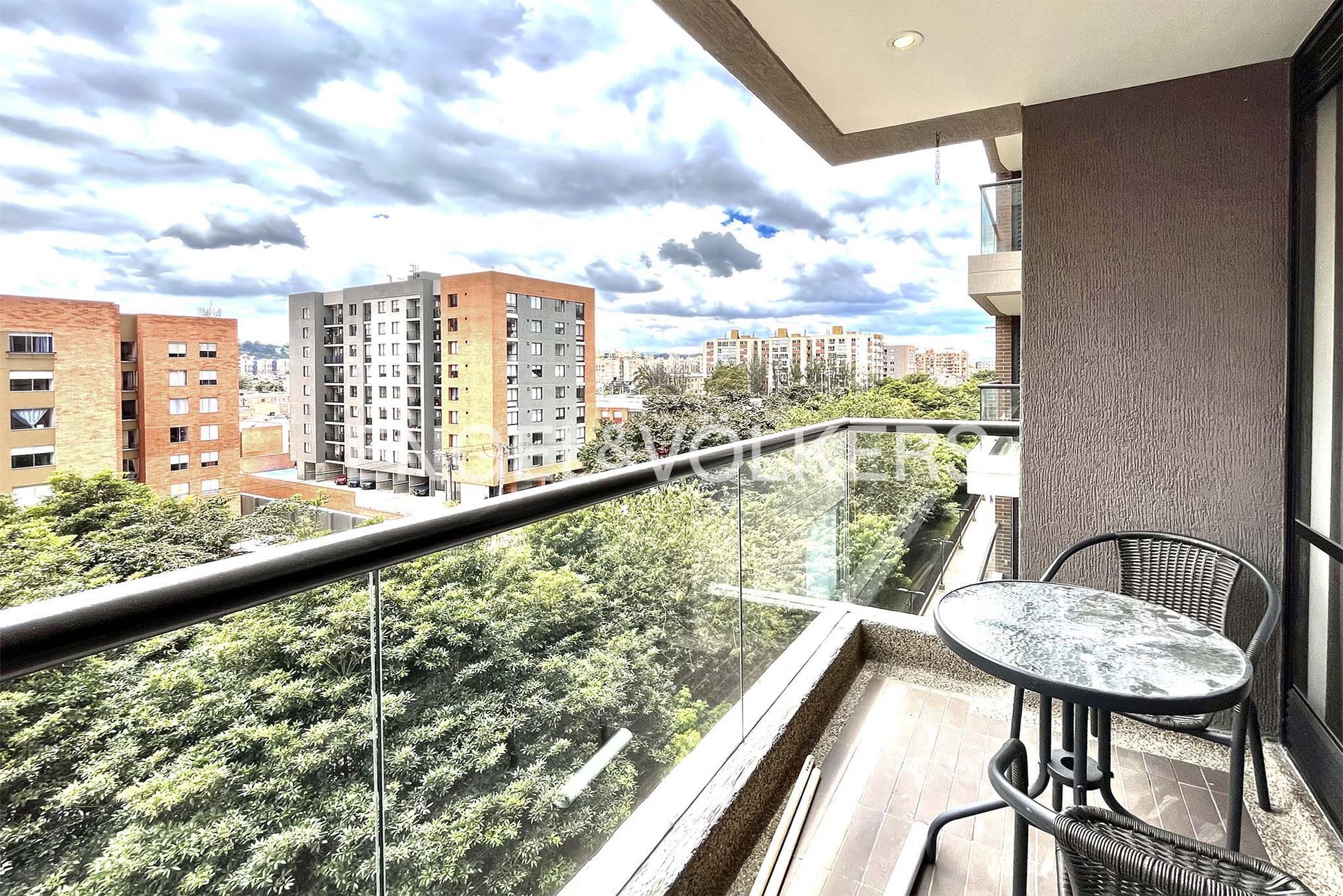 Apartamento con balcón y vista para arriendo en Alejandría - Colina