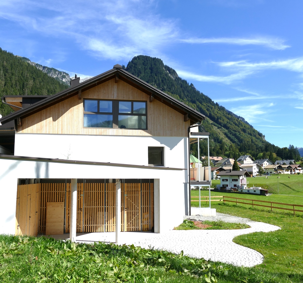 Investment / Wohn- und Geschäftshäuser in Wald am Arlberg - Außenansicht mit Gemeinschaftsgarten