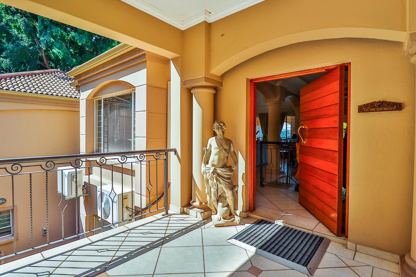 House in Kosmos - Welcoming portico with large wooden door leading into the lounge