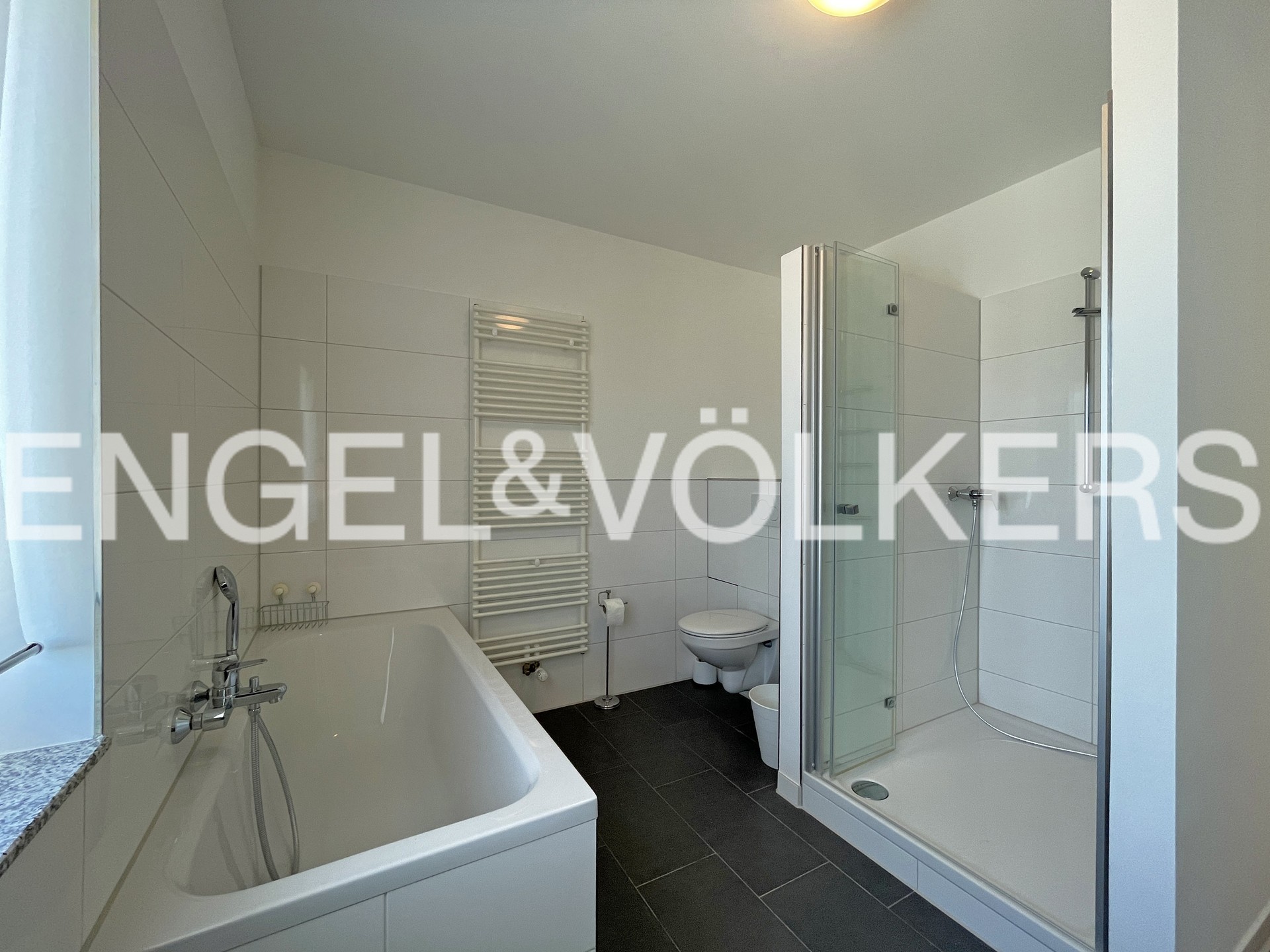 Haus in Neuenheim - Tageslichtbad OG mit Wanne und Dusche und ...