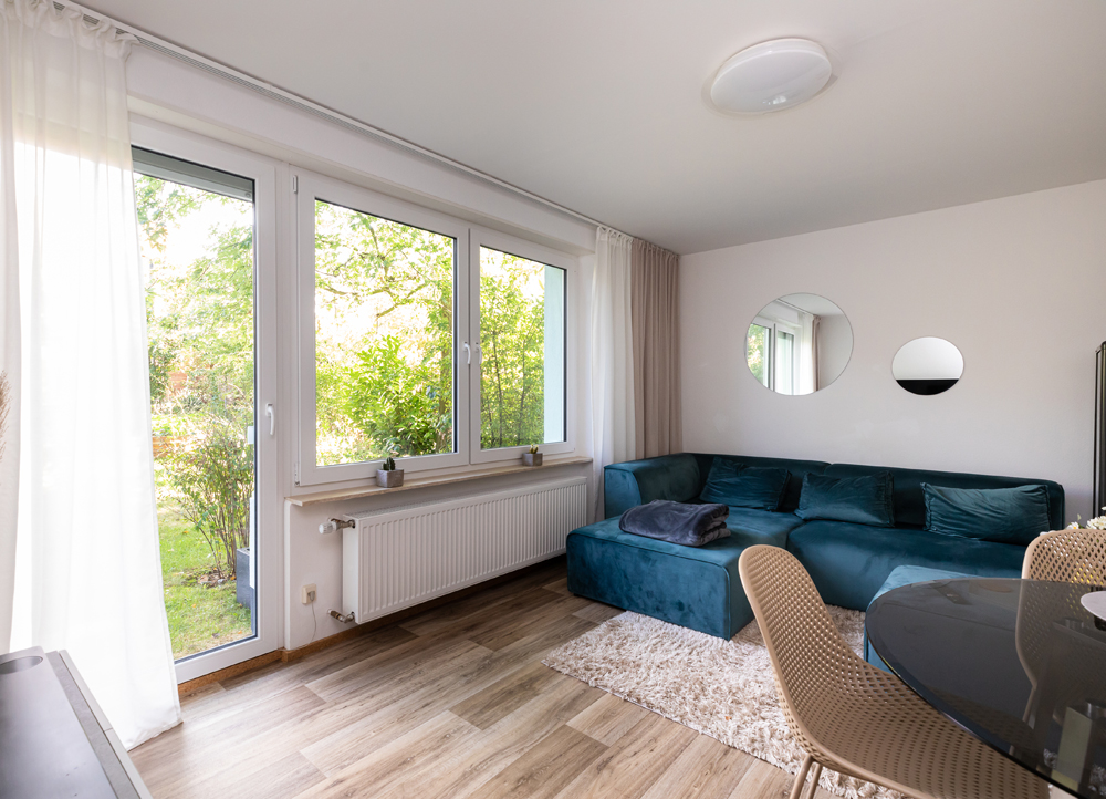 Haus in Ginnheim - Bungalow: Wohnzimmer mit Zugang zum Garten