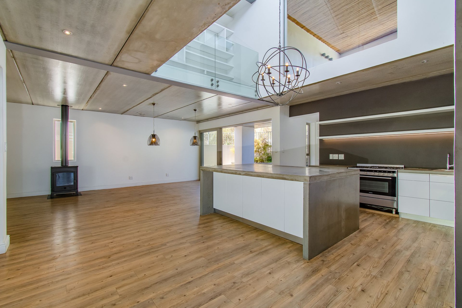 House in Brandwacht aan Rivier - Open-Plan Kitchen with Double Volume Ceiling