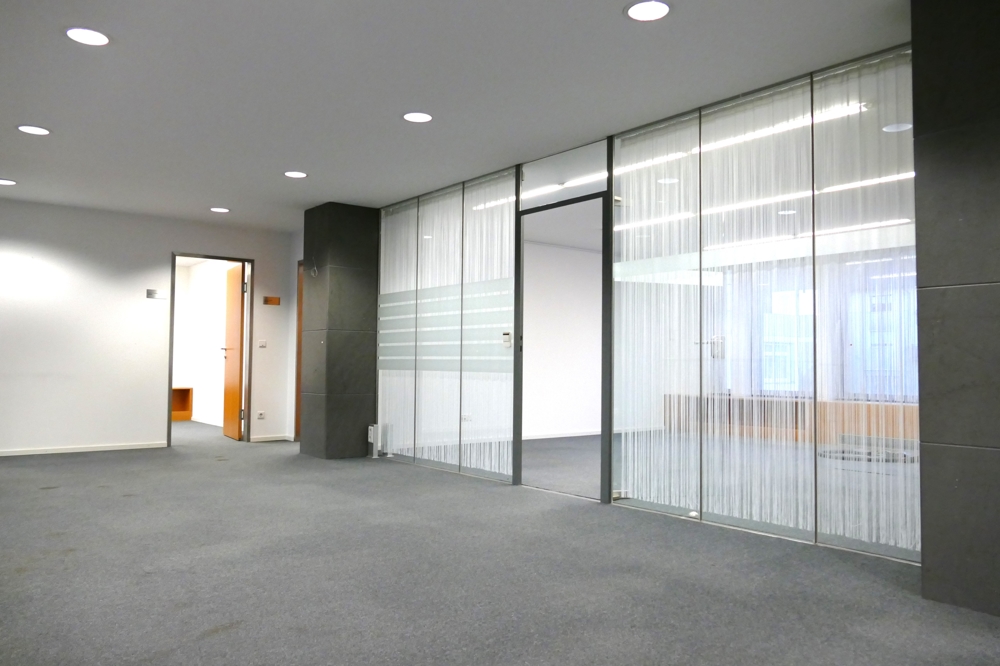 Bürofläche in Hohenems - Helle Glasfront vor dem Beratungsbüro