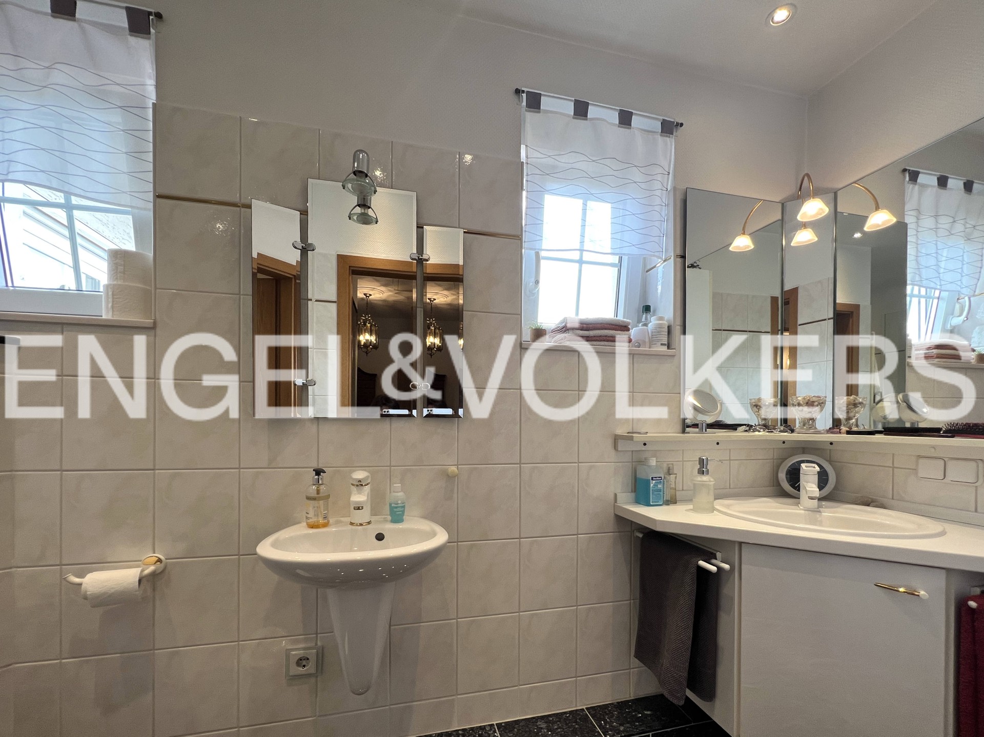 Haus in Marburg - OG: Tageslichtbad mit ebenerdiger Dusche