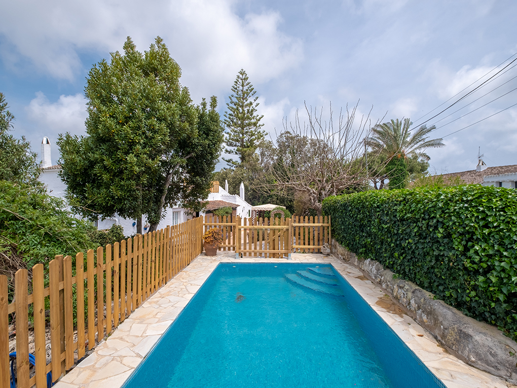 Casa en Es Castell - Rodeada por 1.955m2 de terreno con encantadores jardines y piscina