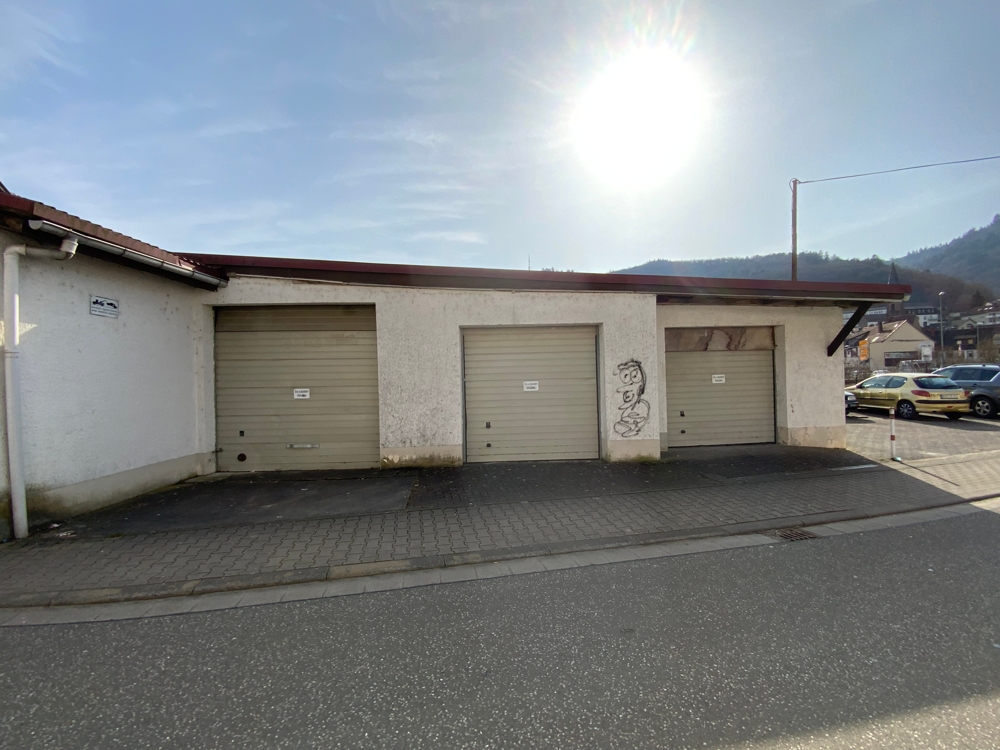 Investment / Wohn- und Geschäftshäuser in Wolfstein - Garagen