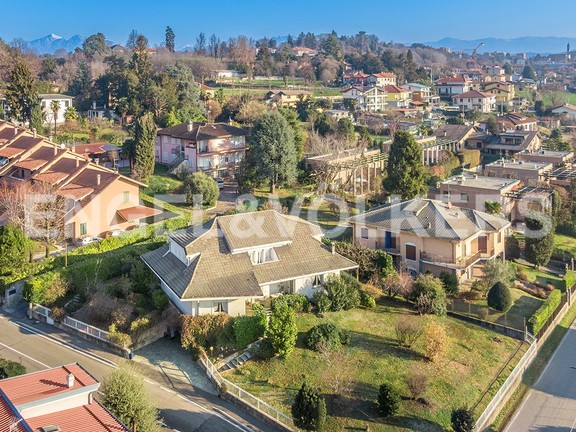 La villa con il suo meraviglioso giardino vista dal drone.