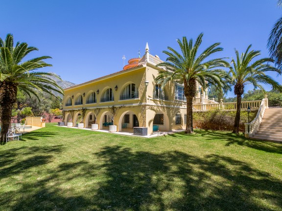 Villa for sale in Istán Road Marbella