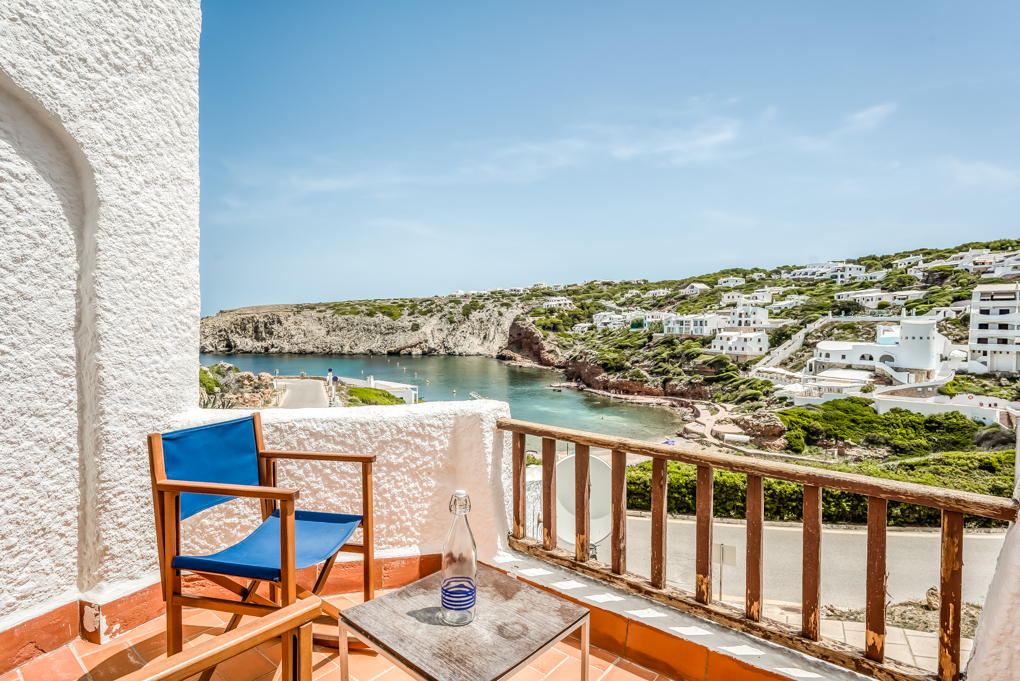 Apartamento en Cala Morell - El dormitorio principal tiene su propia terraza con vistas al mar de Cala Morell, Menorca